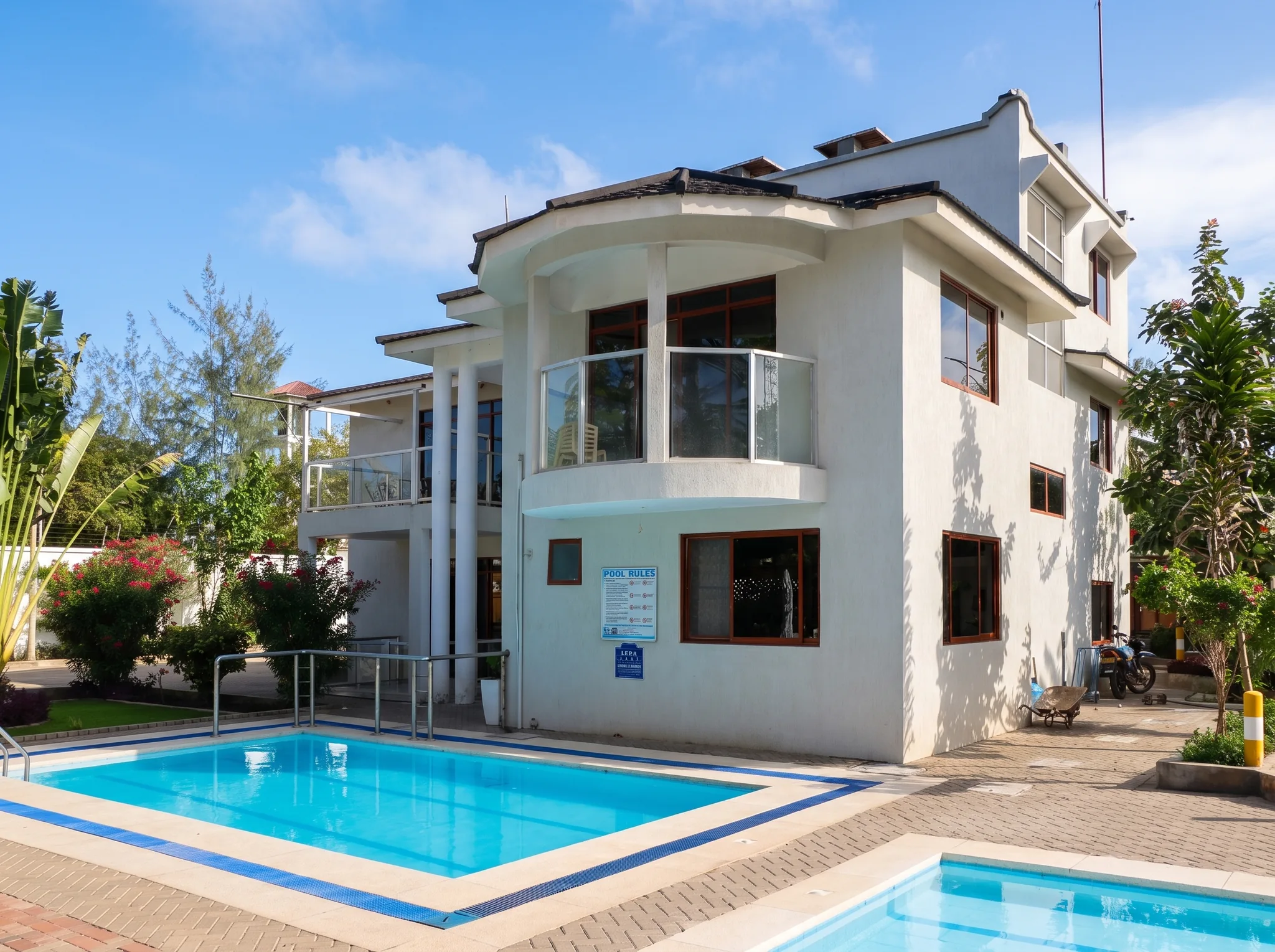 Deluxe Suites Poolside Architecture